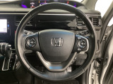 ハンドルにHondaセンシング系のクルーズコントロールやレーンキープアシストなどのスイッチと、オーディオの操作スイッチが装備されています。ハンドルから手を離さず安全に操作できます。
