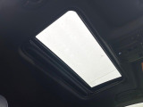 【ガラスルーフ】ガラスルーフ搭載で車内の解放感が一気にアップ!開放的なドライブをお楽しみいただけます。