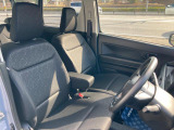 【フロントシート】インパネにシフトが付いているので足元広々!運転席から助手席の移動も楽々♪どちらからでも乗り降り出来るので、狭い場所の乗り降りも楽ちんですよ♪