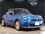 MINIのフロントグリルのデザインはイギリスで生まれた当初から、シルバーのサイドバーが折り重なった伝統的なデザインで御座います。その伝統はBMWのお車になってからでも少しずつ形を変えて守られております