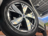 【純正18インチアルミホイール】外観にマッチした純正アルミホイールを装着しております。各種社外アルミホイールや、スタッドレスタイヤも取扱いしております。是非ご相談ください♪