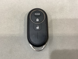 スマートキーを装備しています。鍵を差し込むことなくドアロックの開け閉めと、スタートボタン操作でのエンジンスタートができます。加えてリモコンエンジンスターターの操作もできます。