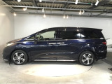 狭い駐車場でも、スライドドアならチャイルドシートへのお子さまの乗降や荷物の積載もスムーズ。とても便利な【両側電動スライドドア】ドアハンドを少し引くだけでリアドアが自動開閉します。