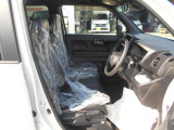 運転席はシートの高さを調節できます!また前席はシートヒーターがついています♪