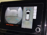 パノラミックビューモニターシステムが付いているので車の上から見た映像が確認できますよ。 一目で車両周辺の情報を確認できますが、直接安全をご確認下さい。