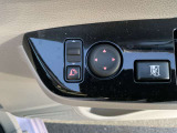 電動格納式ドアミラーです。自動格納機能付きで、ドアロックすると閉じてエンジンがかかると開きます。ドアロックの状態もひと目でわかるスグレモノです。