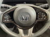 ハンドルにHondaセンシング系のクルーズコントロールやレーンキープアシストなどのスイッチと、オーディオの操作スイッチが装備されています。ハンドルから手を離さず安全に操作できます。