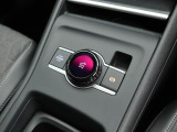 ドライビング・エクスペリエンス・コントロール。シンプルなダイヤルと小型スクリーンで構成され、音量調節や走行モードの選択、アンビエントライトの設定などがこれひとつで行えます。運転中に直感的な操作が可能