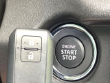 【キーレススタートシステム】カバンやポケットに入れたままでもドアの施錠・解錠が可能なスマートキーを装備。エンジンのオン・オフ時もカギを取り出す必要が無いからとっても便利です♪