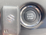 【キーレススタートシステム】カバンやポケットに入れたままでもドアの施錠・解錠が可能なスマートキーを装備。エンジンのオン・オフ時もカギを取り出す必要が無いからとっても便利です♪