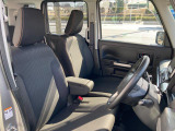 【フロントシート】インパネにシフトが付いているので足元広々!運転席から助手席の移動も楽々♪どちらからでも乗り降り出来るので、狭い場所の乗り降りも楽ちんですよ♪