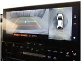 パノラミックビューモニター付きです。車両を上から見たような映像をディスプレイオーディオ画面に表示。運転席からの目視だけでは見にくい、車両周辺の状況をリアルタイムでしっかり確認できます。