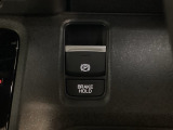 セレクトレバーの右に電子制御パーキングブレーキがあります。スイッチひとつで、停車した地点の傾斜などをシステムが検知・判断してブレーキ力を自動的に最適制御し、しっかり停車できるパーキングシステムです。