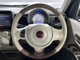 【ステアリング】軽い力で扱いやすいハンドルです。目立つ傷やスレなどなく綺麗な状態です!除菌プランいれていただくとさらに快適に!清潔なお車はお子様にも安心ですね!