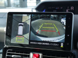全周囲カメラは、クルマを真上から見ているかのように周囲の状況を把握しながら安心して駐車が出来ます。左前方や後方の安全も瞬時にわかり縦列駐車も安心です。