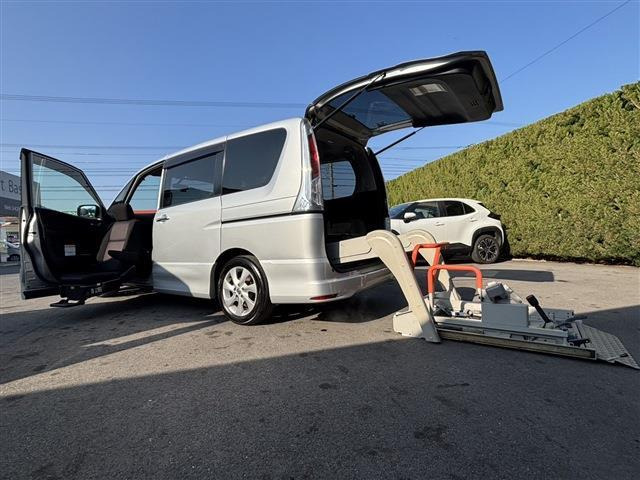 セレナ 車いす移動車 助手席スライドアップシート