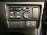 リアドアは乗り降りに便利な両側電動スライドドアです。また運転席に座っていながらスイッチ操作で自在にスライドドアを開け閉めできます。また、VSA解除スイッチも装備しています。