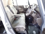 フロントシートはベンチシートです、運転席と助手席の移動が簡単です。真ん中にはアームレストも装備されています! また運転席シートの高さも調整できます。