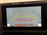 後方の見える安心をお届けするバックガイドモニター付:バックするときのアシストラインもあって楽々バック!車庫入れや縦列駐車をサポートし、苦手な駐車も安心です!今やもう手放せない装備ですネ♪