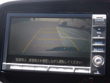 ★バックモニター搭載★ バック時目視しにくいクルマの周囲をカメラで映し出し、安全・安心駐車をサポート♪バックの苦手な方も後ろがハッキリ見えるので安心です☆