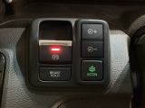 セレクトレバーの右に電子制御パーキングブレーキがあります。スイッチひとつで、停車した地点の傾斜などをシステムが検知・判断してブレーキ力を自動的に最適制御し、しっかり停車できるパーキングシステムです。