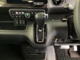 足元スッキリ、インパネシフトです。パーキングブレーキはフットブレーキタイプなので、運転席と助手席の間がスッキリしています。