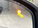 【ブラインドスポットインフォメーション】走行中、ドアミラーの死角になりやすい箇所に後続車が接近するとサイドミラー付近に警告を表示、ドライバーに注意喚起をしてくれます。