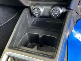 運転席と助手席には、カップホルダーが装備されています。