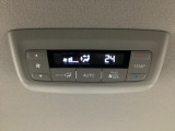 ルーフ中央にエアコン操作パネルがついていますので、2列目・3列目にお乗りの方も快適に過ごせます。