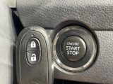 【キーレススタートシステム】カバンやポケットに入れたままでもドアの施錠・解錠が可能なスマートキーを装備。エンジンのオン・オフ時もカギを取り出す必要が無いからとっても便利です♪