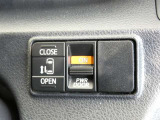 片側電動スライドドアのスイッチ付です。車内からもスイッチひとつで楽にドアの開閉が可能です。電動なので開閉時に力を使う必要がなく、半ドアになることもありません!