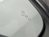 ラインドスポットモニター(BSM)を装備しています。隣を走る車両が死角に入るとミラー内LEDインジケーターが点灯。さらに、ウィンカーを出すとインジケーターが光って点滅して注意を促してくれます。