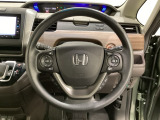 ハンドルにHondaセンシング系のクルーズコントロールやレーンキープアシストなどのスイッチと、オーディオの操作スイッチが装備されています。ハンドルから手を離さず安全に操作できます。
