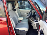 フロント広々、ベンチシートの運転席は、ハイトアジャスターが付いているので、快適にドライブができます。ハンドルはチルトステアリングで、ハンドル位置を上下に調節できます。