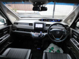 フロントガラスも大きく、開放感があり明るい運転席です♪