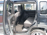 後席もきれいにクリーニングされています。足元のスペースもこれだけ広ければ一緒に乗っている人もゆったりお乗りいただけそうです。