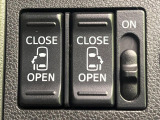 【両側パワースライドドア】スマートキーや運転席のスイッチで後席両側スライドドアの開閉が可能♪電動だから力を入れてドアを開ける必要が無く、小さなお子様でも簡単に開け閉めでき快適です♪