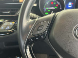 運転中、オーディオの操作をしてて、ハッとしたことはありませんか?ステアリングスイッチは、運転中でもハンドルでオーディオの操作が可能です。安全なドライブをサポートします。
