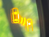【ブラインドスポットモニター】走行中、ドアミラーの死角になりやすい箇所に後続車が接近するとサイドミラー付近に警告を表示、ドライバーに注意喚起をしてくれます。