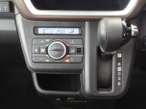 オートエアコンで暑い夏も寒い冬も快適な車内で運転出来ます。