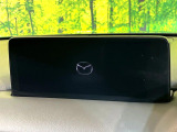 【10.25インチマツダコネクト】車内の雰囲気にマッチした大型ディスプレイ。スマホ接続でのナビ使用やBluetooth再生等、様々な機能が楽しめます。直感的なダイヤル操作が可能で、使い勝手も良好です。