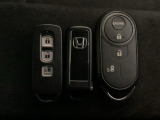 スマートキー付きですからドアロックの開閉およびエンジンスタートが楽々です。電動スライドドアの開け閉めもボタンで操作できます。加えて、純正リモコンエンジンスターター用の操作キーもついています。