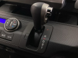 5速AT車のセレクトレバーです。低速から高速までスムーズな走りを実現するとともに、エンジン効率のよい領域を維持することで燃費にも貢献します。