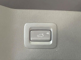 【パワーバックドア】スマートキーや運転席のボタンを押すだけでリアゲートが自動で開閉します!荷物を持っている時や、高い位置にあるバックドアを閉める際に便利な機能です♪
