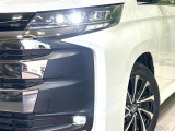 【LEDヘッドライト】悪天候や夜間走行時も良好な視界を確保し安心して運転できる高輝度LEDヘッドライトを装備!点灯速度が早く、消費電力も抑えられています。