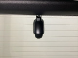 後方にもドライブレコーダーのカメラが付いています。前後両方でお車の周りを監視・記録いたします。