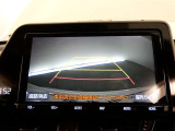 バックガイドモニター付き。車両後方の映像をナビ画面に表示し、駐車などの後退操作をサポートします。