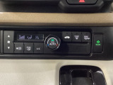 セレクトレバーの左上にオートエアコンがついてますので、簡単操作で快適に過ごせます。リア熱線のスイッチの中に、雪道に対応したサイドミラーヒーターも入っています。