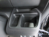 運転席右側のドリンクホルダーです。