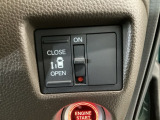 【片側パワースライドドア】片側がパワースライドドアになっており、運転席のスイッチやスマートキーでも開閉が可能です!開口部も広いので乗り降りも楽々♪